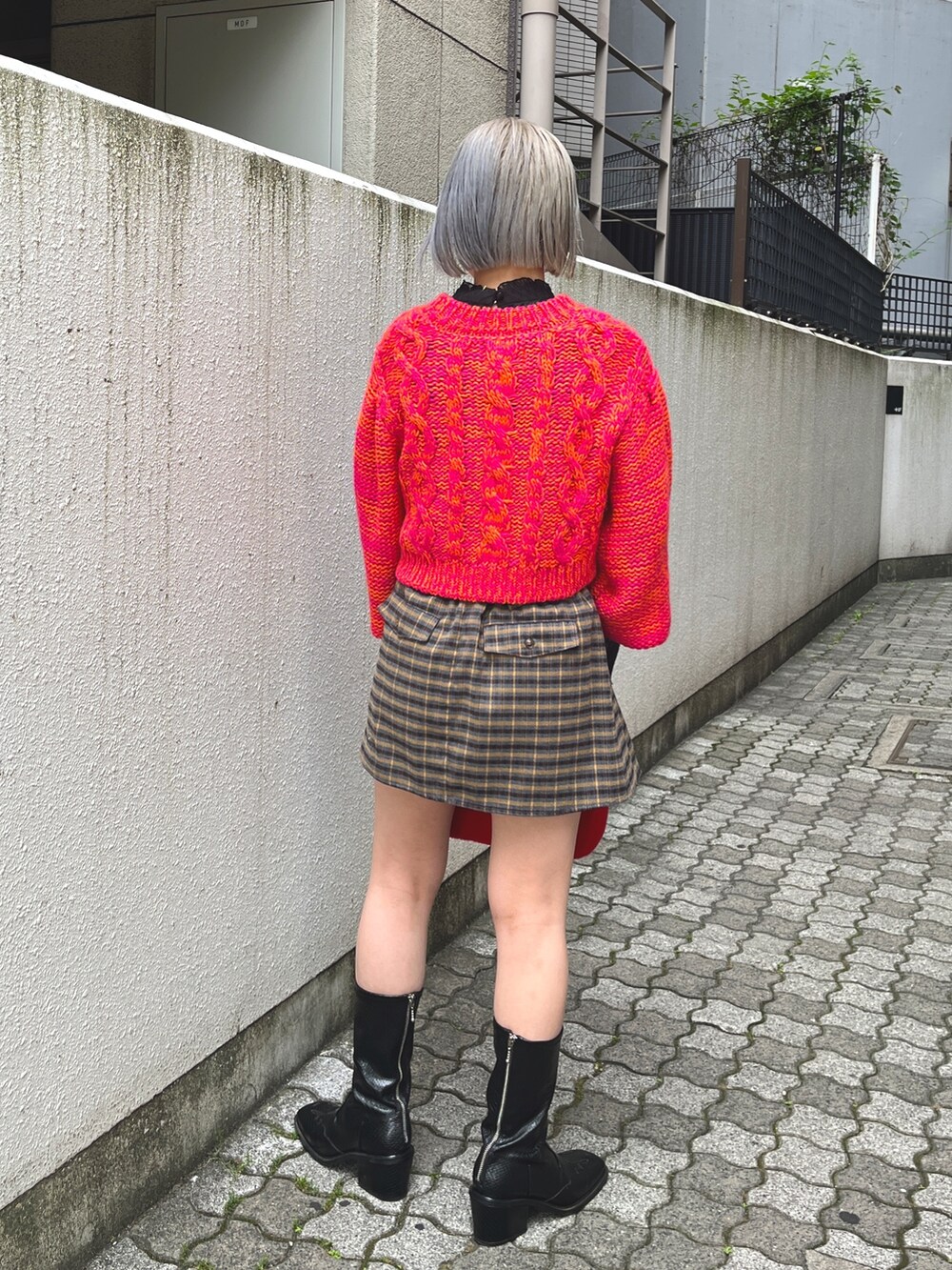 「カラーニット、ミニ丈コーデ、スカパン、クロップドニット、韓国ファッション、韓国コーデ、ハイトーンボブ、ウエスタンブーツ」｜「jouetieのベーシッククロップドニット（ニット/セーター、ピンク系）」を使った、MOMOKAさん（レディース・153cm）の秋コーディネートの4枚目の写真