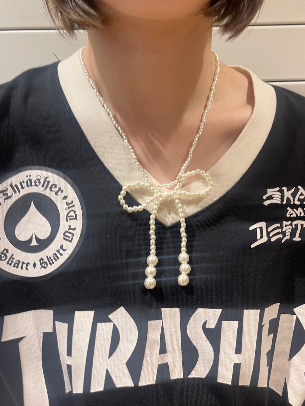 ブラック系のTシャツ/カットソー、ホワイト系のスカート、ブラック系のニットキャップ/ビーニーを着用したレディースの夏コーディネートの6枚目の写真