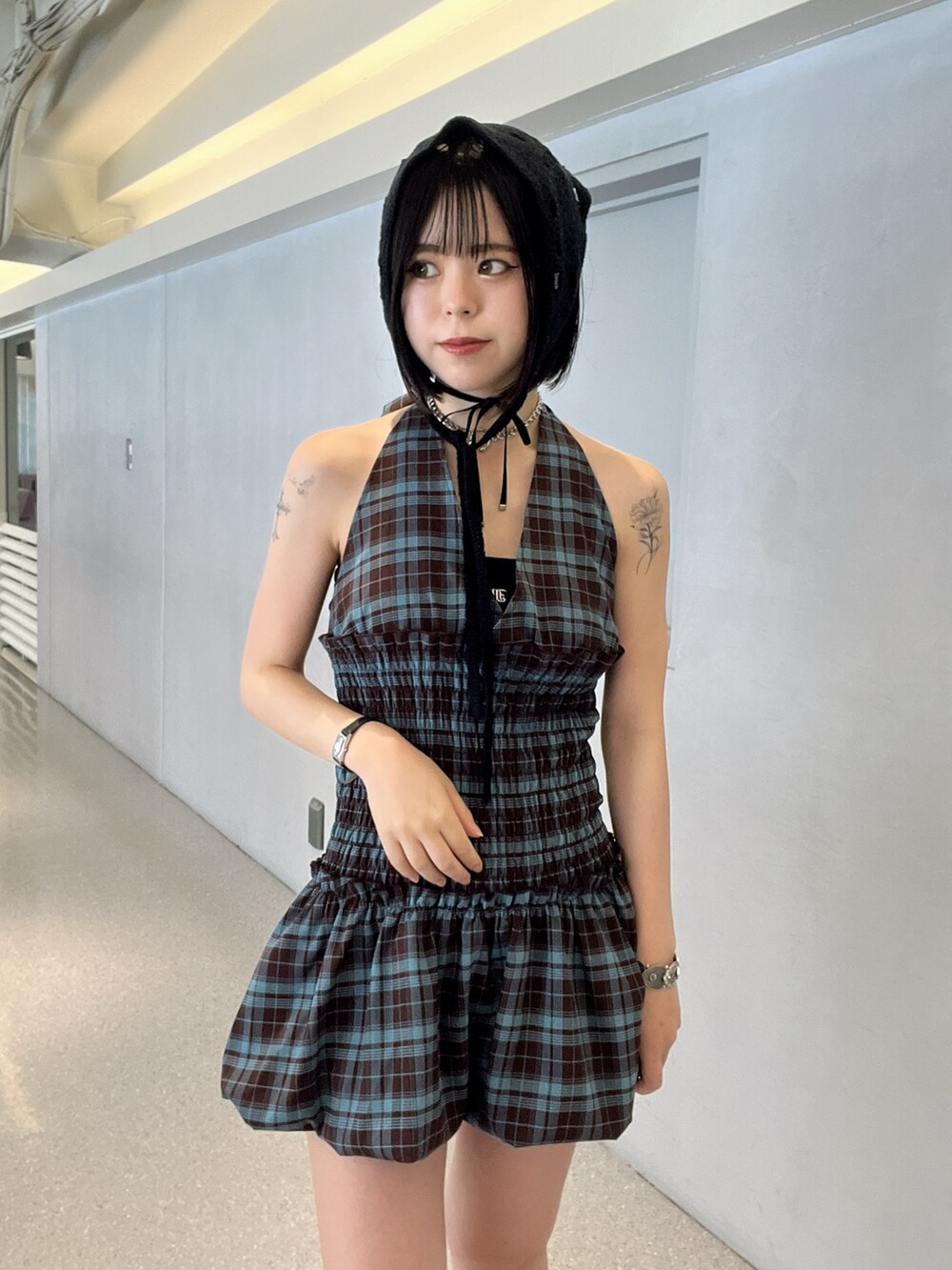 ブラウン系のワンピース、ホワイト系のボストンバッグ、ブラック系のパンプスを着用したレディースの夏コーディネートの5枚目の写真