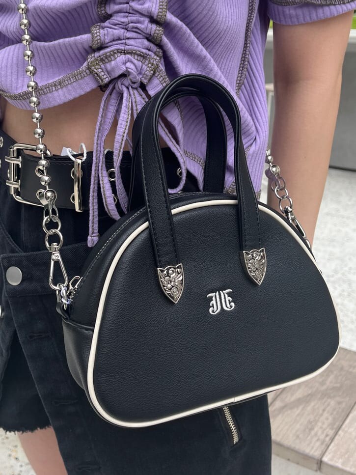 ブラック系のその他パンツ、ブラック系のボストンバッグ、パープル系のTシャツ/カットソーを着用したレディースの夏コーディネートの8枚目の写真