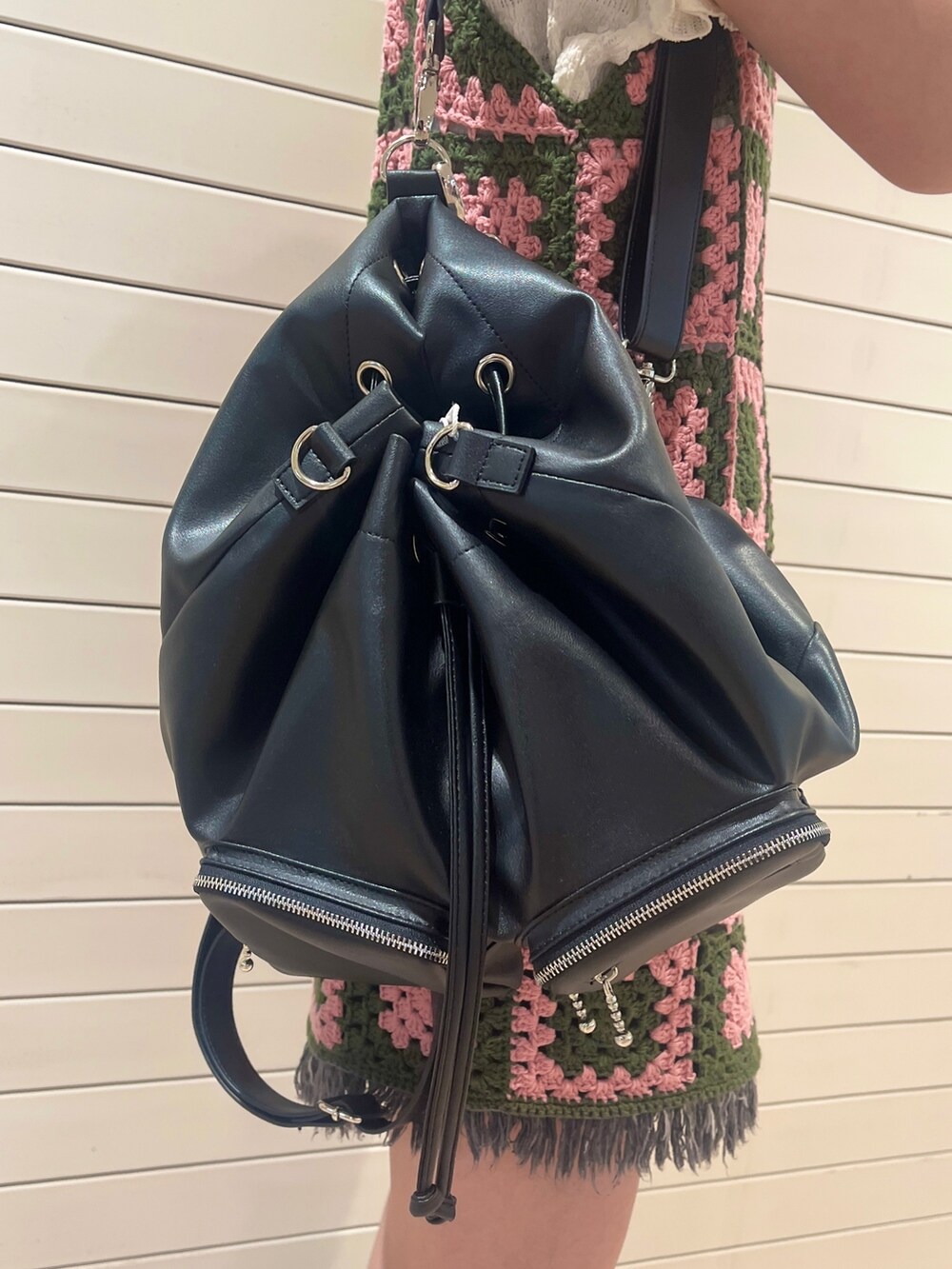 ホワイト系のシャツ/ブラウス、グリーン系のチュニック、ブラック系のデニムパンツを着用したレディースの夏コーディネートの9枚目の写真