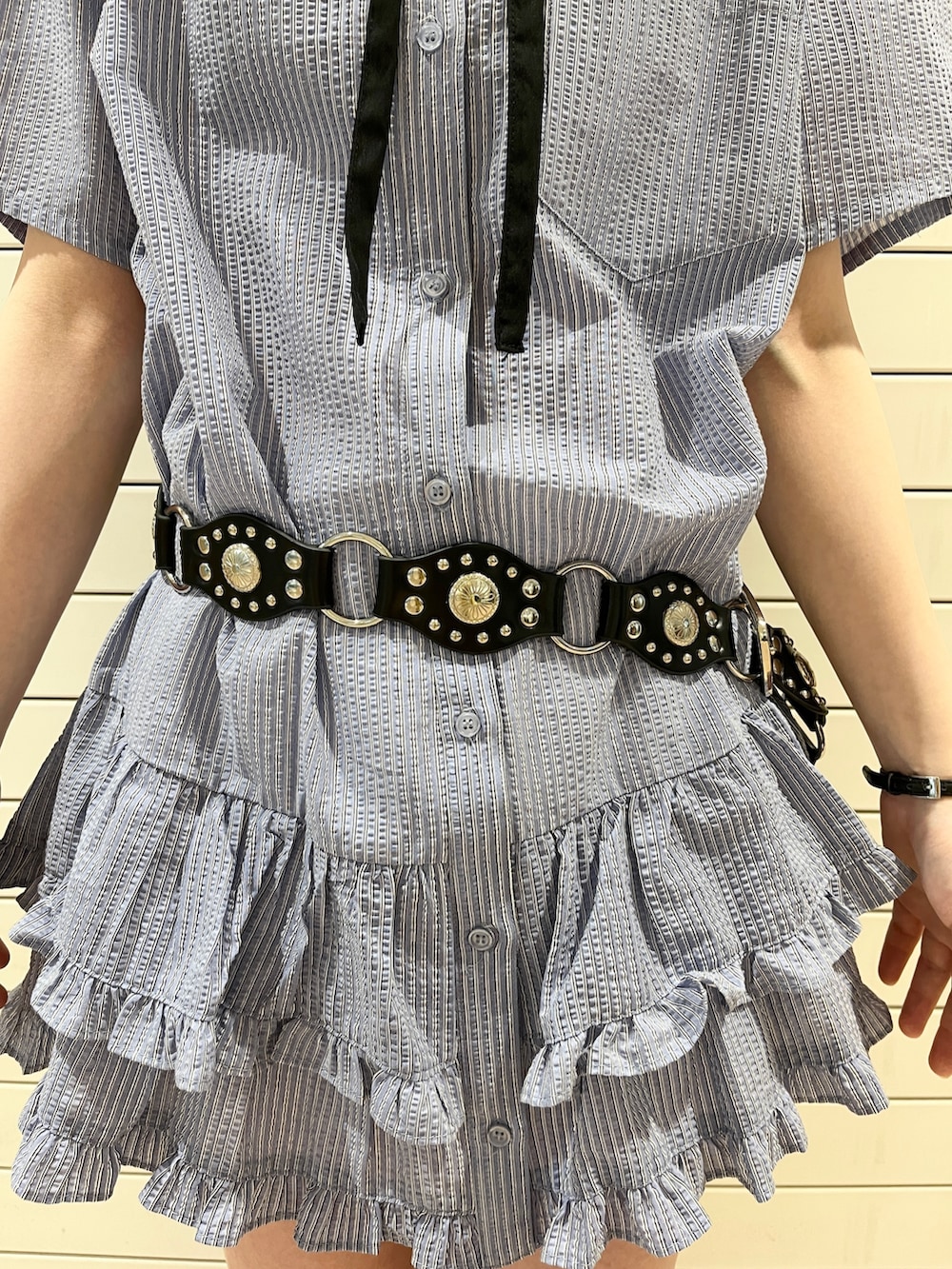 ブルー系のワンピース、ブラック系のその他パンツ、ブラウン系のブーツを着用したレディースの夏コーディネートの7枚目の写真