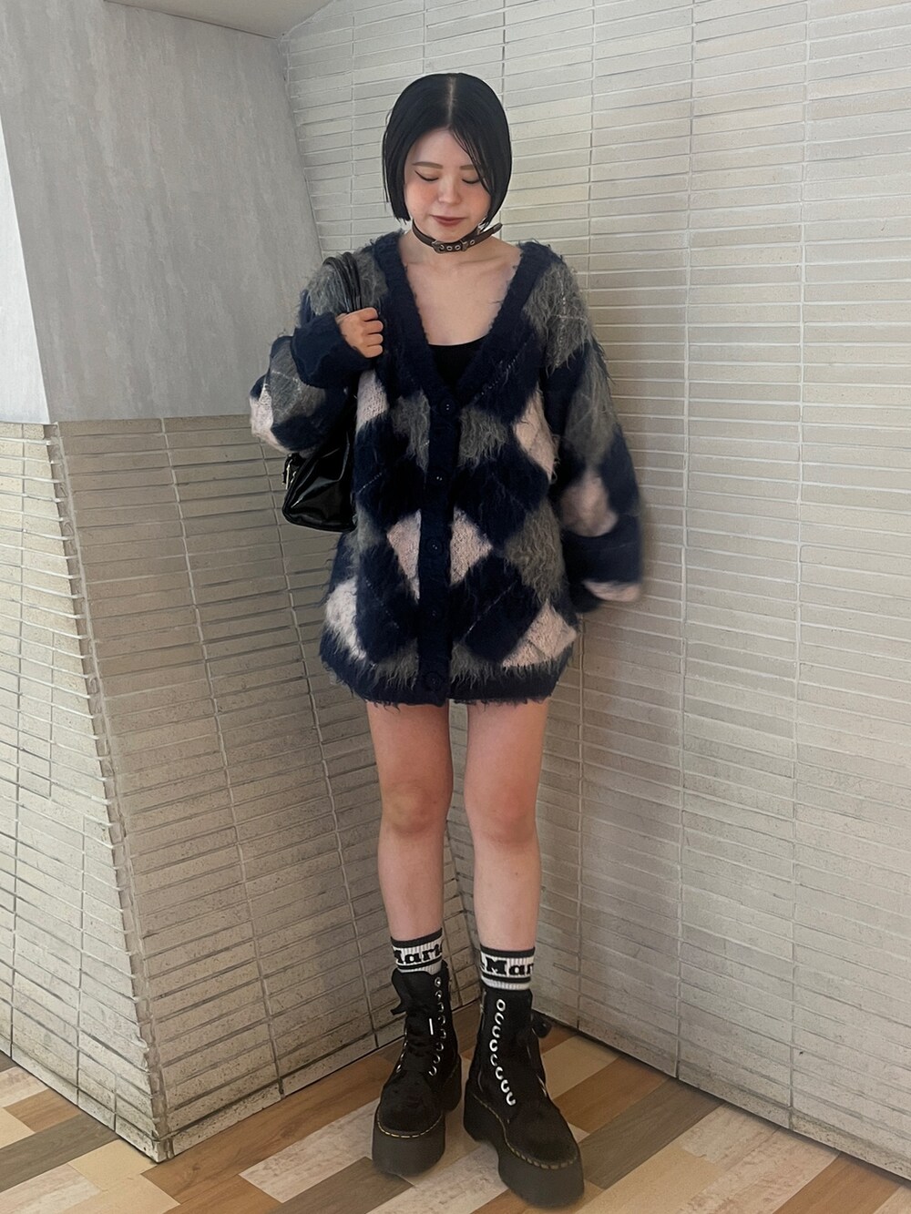 「カジュアル、カーディガンコーデ、ネイビー、ネイビー×ピンク、ミニスカート、ミニ、チュニック、ボブヘア、低身長、骨格ウェーブ、jouetie、ジュエティ」｜「jouetieのパターンモヘアライクルーズカーデ（カーディガン/ボレロ、ブルー系）」を使った、MOMOKAさん（レディース・153cm）の秋コーディネートの2枚目の写真