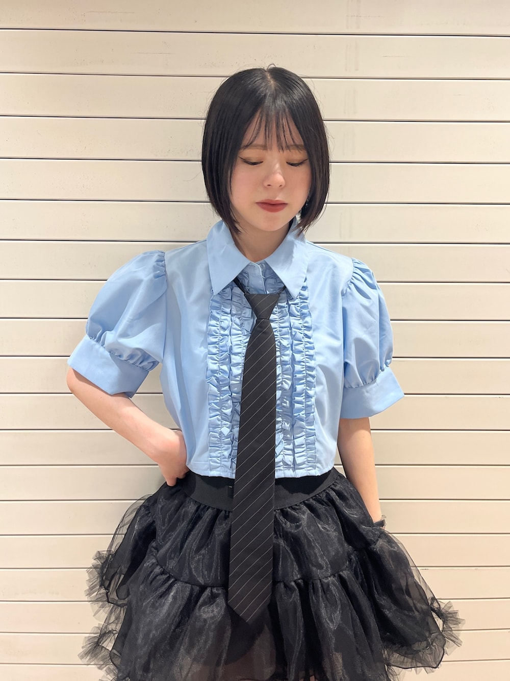 ブルー系のシャツ/ブラウス、ブラック系のネクタイ、ブラック系のスカートを着用したレディースの夏コーディネートの5枚目の写真