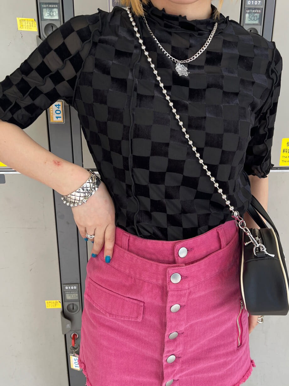 ブラック系のブーツ、その他のTシャツ/カットソー、ブラック系のボストンバッグを着用したレディースの夏コーディネートの6枚目の写真