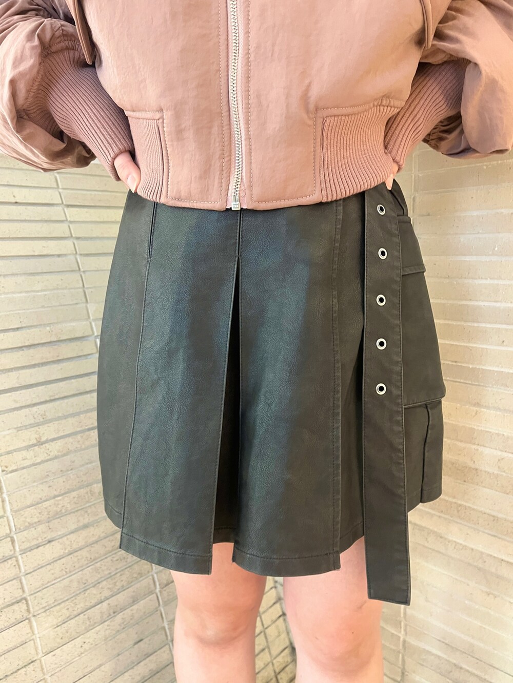 「MA-1、アウター、ショート丈アウター、低身長コーデ、低身長女子、jouetie、jouetieコーデ、jouetie_ootd、ピンクアウター、ドクターマーチン、マーチン、ミニスカート、甘辛mix、甘辛コーデ、甘辛ミックス」｜「jouetieのマルチスリーブクロップドMA-1（MA-1、ピンク系）」を使った、MOMOKAさん（レディース・153cm）の秋コーディネートの9枚目の写真