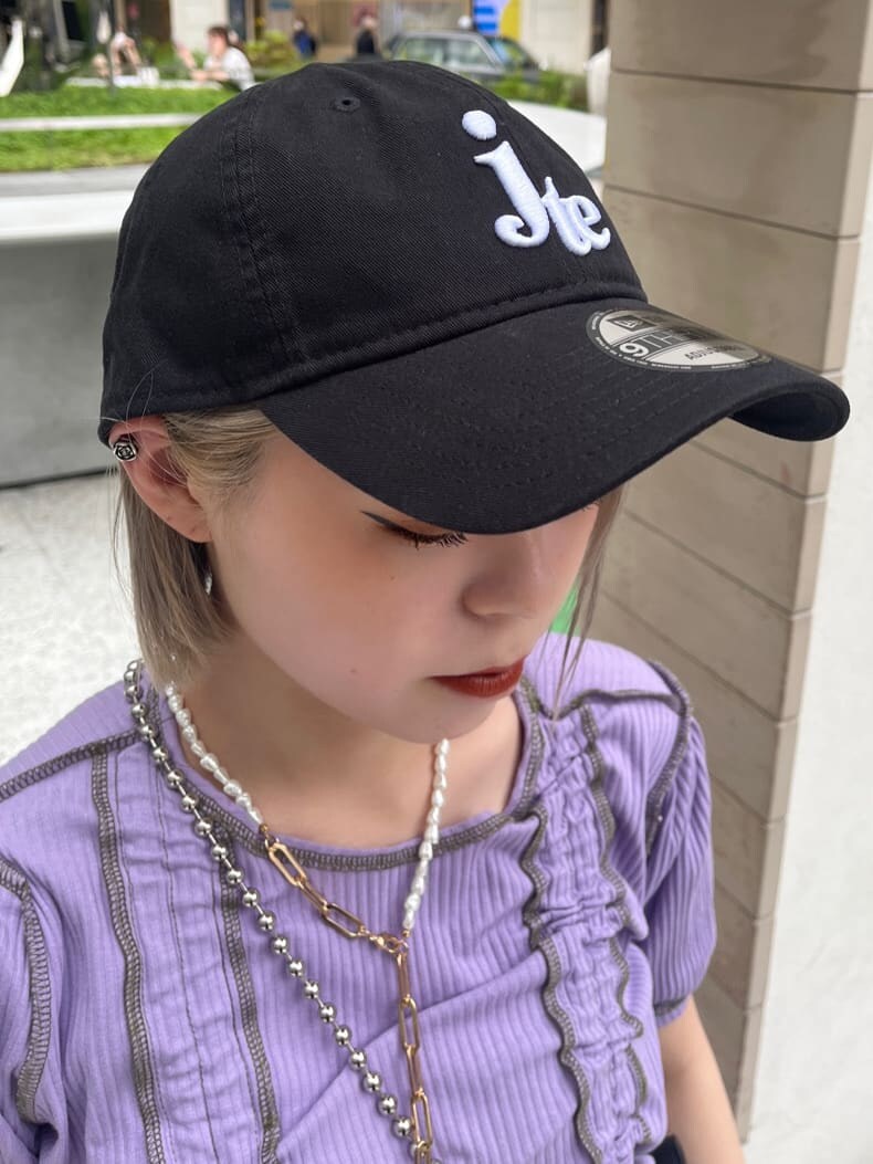 ブラック系のその他パンツ、ブラック系のボストンバッグ、パープル系のTシャツ/カットソーを着用したレディースの夏コーディネートの9枚目の写真