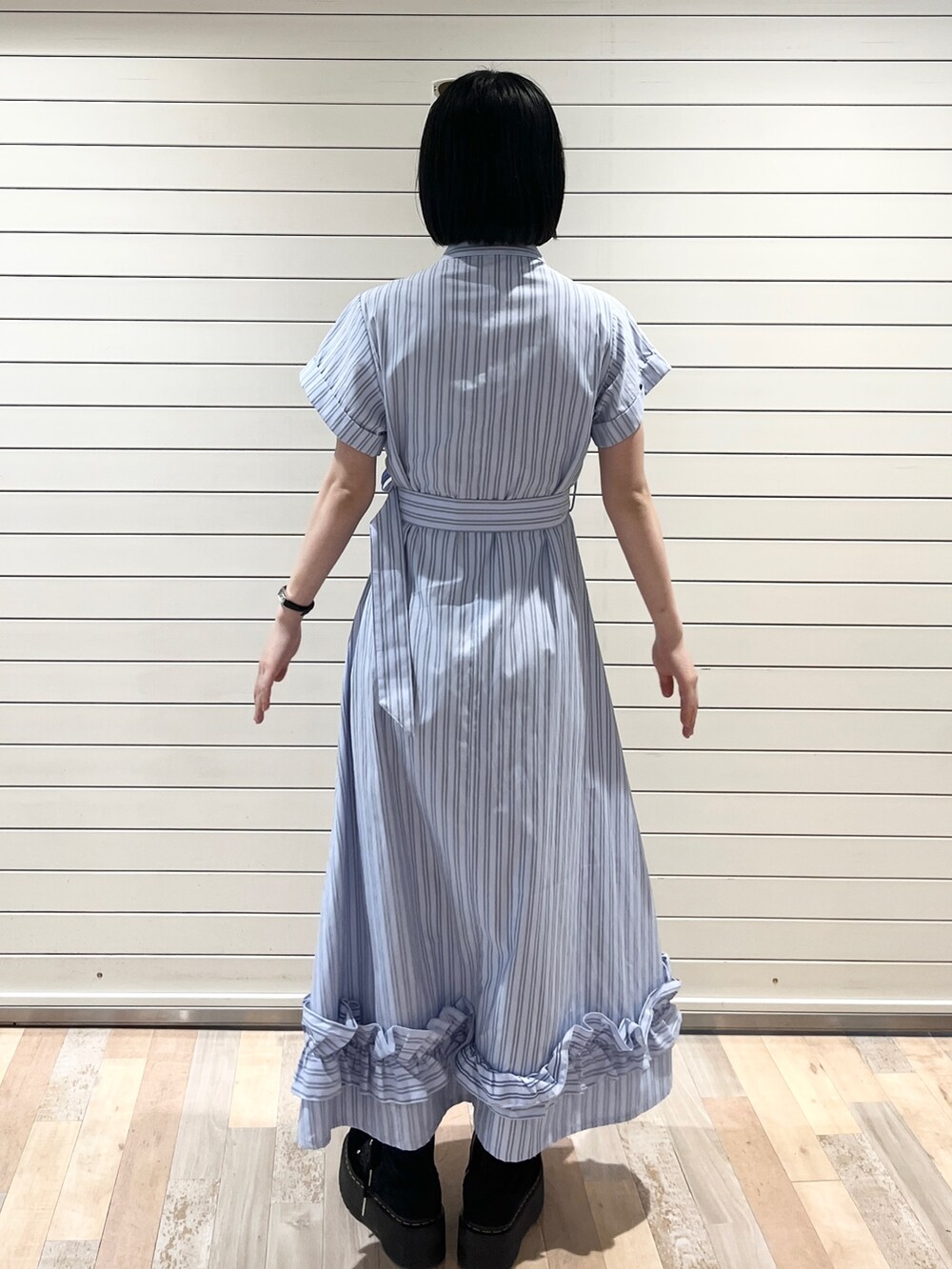 ブルー系のワンピース、ホワイト系のサングラスを着用したレディースの春コーディネートの4枚目の写真