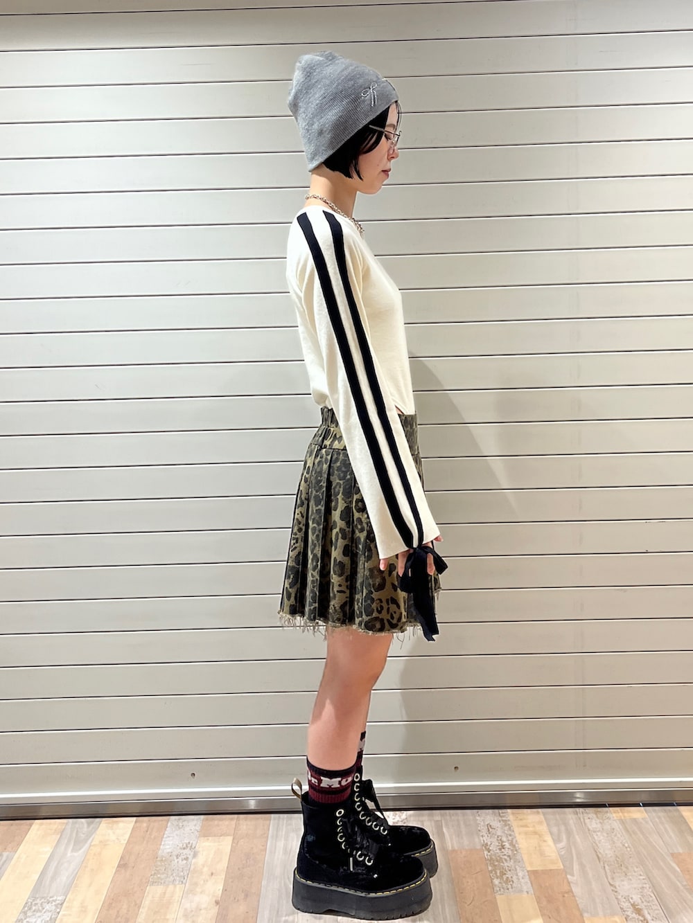 ホワイト系のニット/セーター、ブラウン系のその他パンツ、グレー系のニットキャップ/ビーニーを着用したレディースの秋コーディネートの3枚目の写真