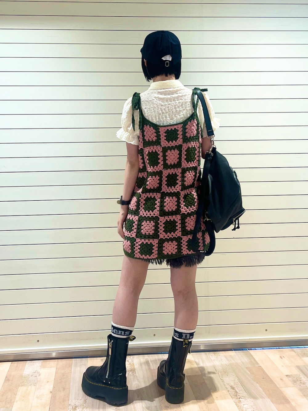 ホワイト系のシャツ/ブラウス、グリーン系のチュニック、ブラック系のデニムパンツを着用したレディースの夏コーディネートの4枚目の写真