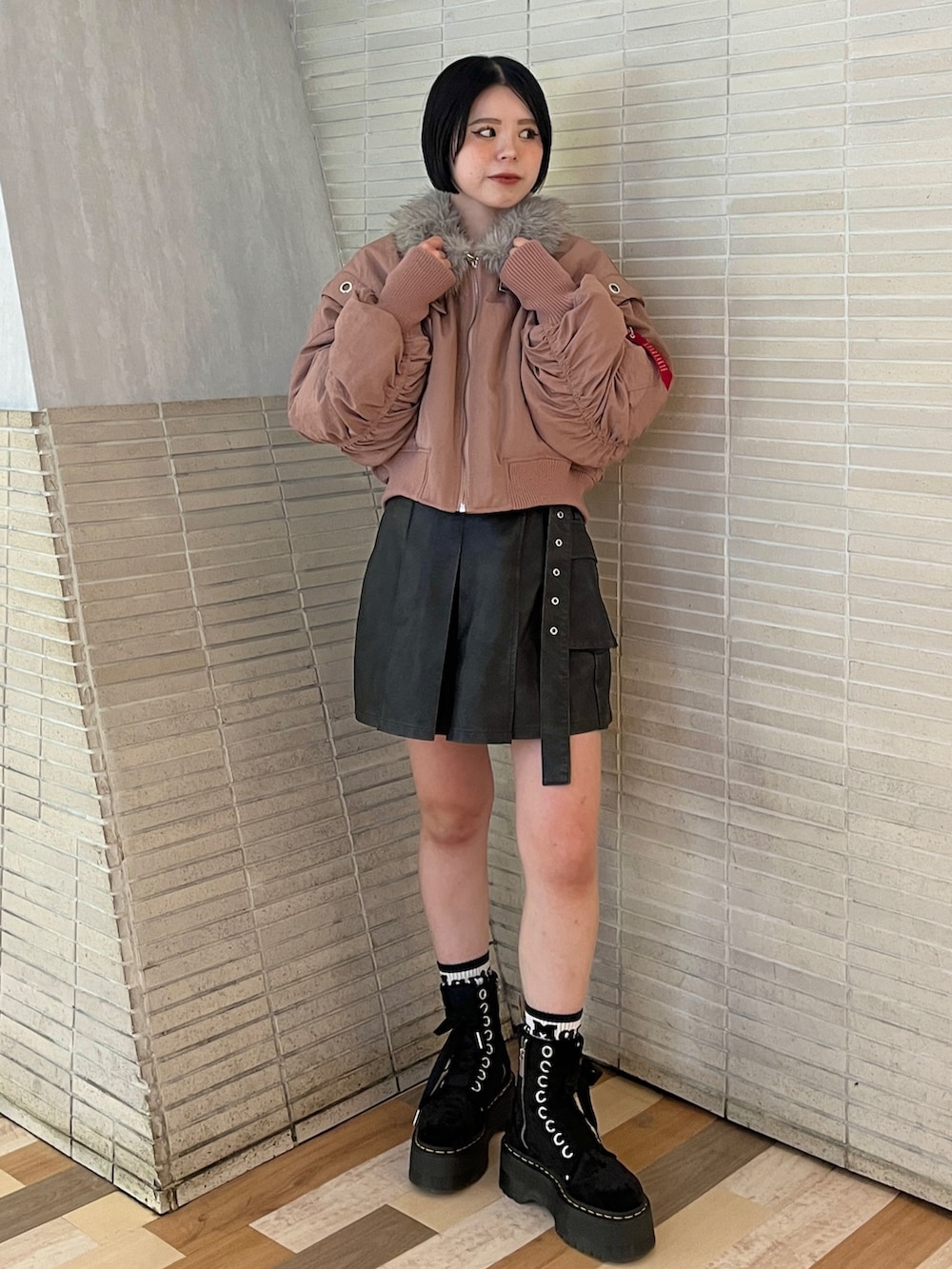 「MA-1、アウター、ショート丈アウター、低身長コーデ、低身長女子、jouetie、jouetieコーデ、jouetie_ootd、ピンクアウター、ドクターマーチン、マーチン、ミニスカート、甘辛mix、甘辛コーデ、甘辛ミックス」｜「jouetieのマルチスリーブクロップドMA-1（MA-1、ピンク系）」を使った、MOMOKAさん（レディース・153cm）の秋コーディネートの2枚目の写真