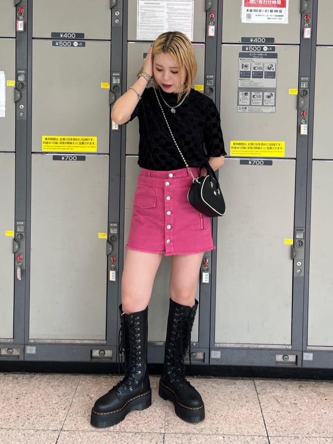 ブラック系のブーツ、その他のTシャツ/カットソー、ブラック系のボストンバッグを着用したレディースの夏コーディネートの2枚目の写真