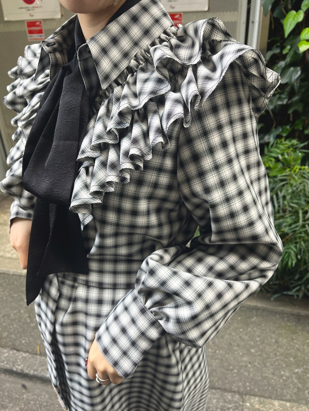 ブラック系のワンピース、ホワイト系のトートバッグ、ブラック系のブーツを着用したレディースの冬コーディネートの7枚目の写真