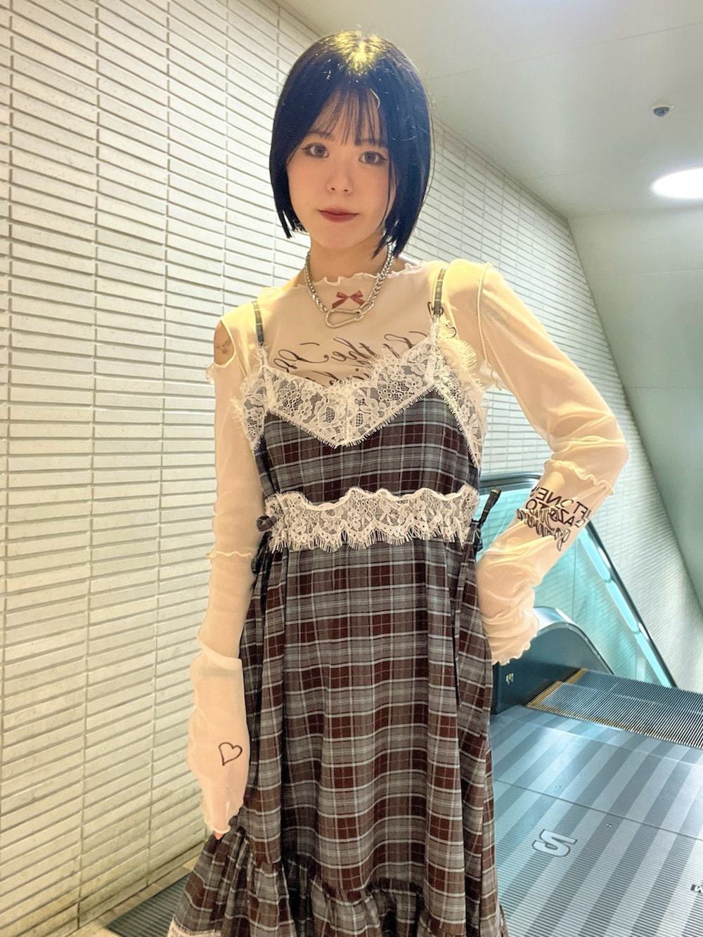 ホワイト系のTシャツ/カットソー、ブラウン系のワンピース、シルバー系のネックレスを着用したレディースの秋コーディネートの5枚目の写真