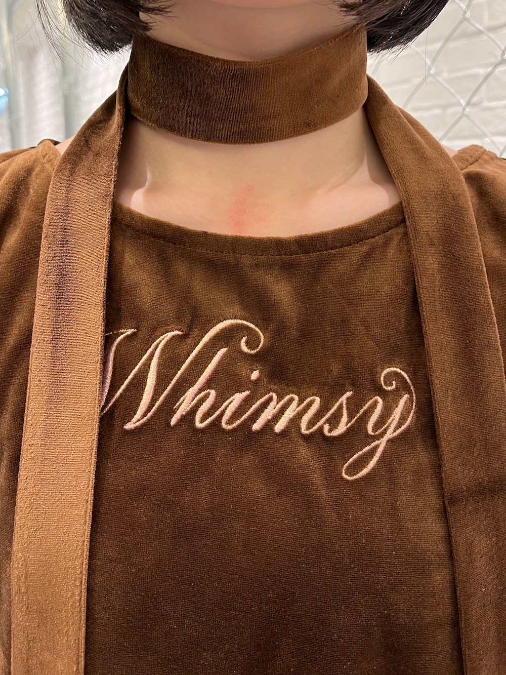 ブラウン系のTシャツ/カットソー、ブルー系のスカート、ブラック系のブーツを着用したレディースの夏コーディネートの6枚目の写真