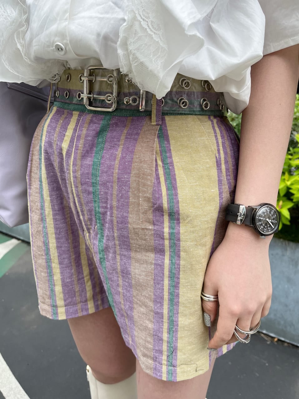 ホワイト系のブーツ、ホワイト系のシャツ/ブラウス、イエロー系のその他パンツを着用したレディースの春コーディネートの7枚目の写真