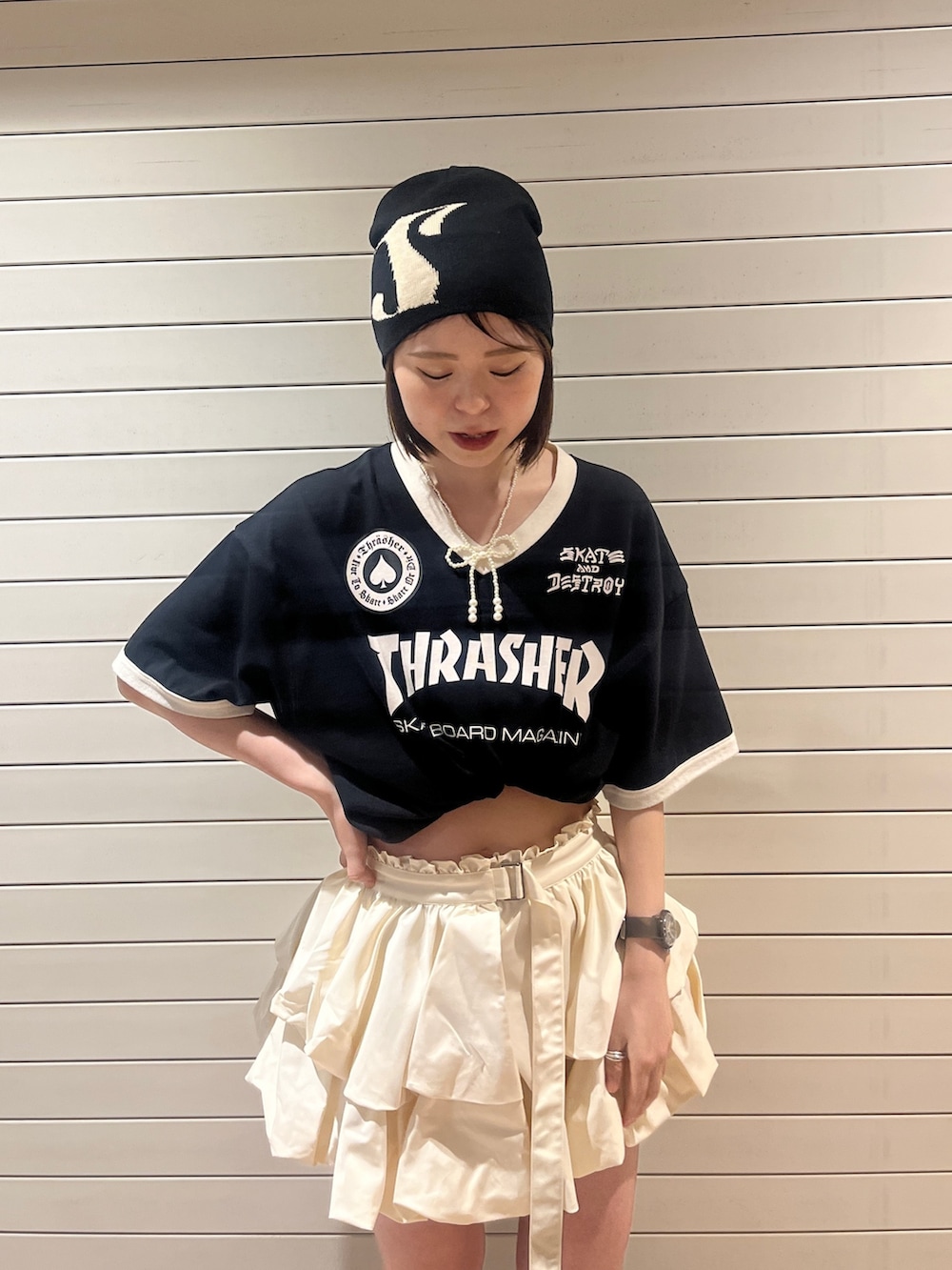 ブラック系のTシャツ/カットソー、ホワイト系のスカート、ブラック系のニットキャップ/ビーニーを着用したレディースの夏コーディネートの4枚目の写真