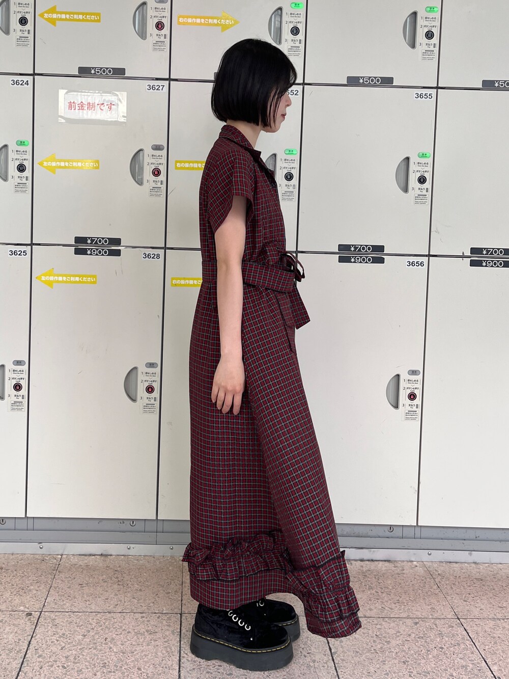 レッド系のワンピースを着用したレディースの春コーディネートの3枚目の写真