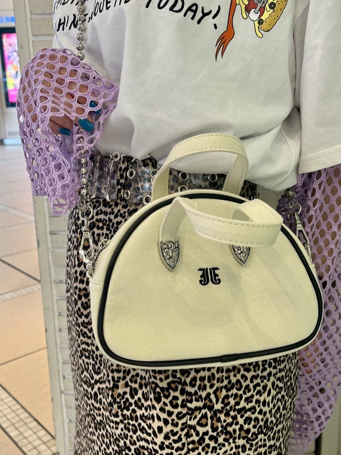 ブラウン系のスカート、パープル系のTシャツ/カットソー、ホワイト系のTシャツ/カットソーを着用したレディースの夏コーディネートの9枚目の写真