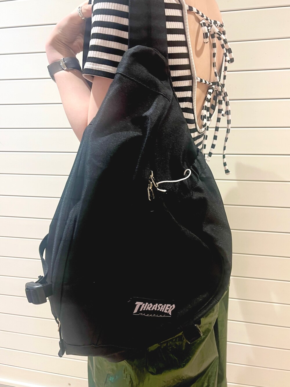 その他のTシャツ/カットソー、グリーン系のカーゴパンツ、ブラック系のバックパック/リュックを着用したレディースの春コーディネートの8枚目の写真