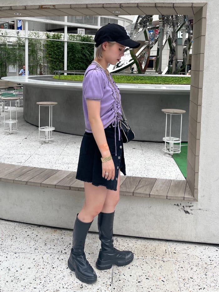 ブラック系のその他パンツ、ブラック系のボストンバッグ、パープル系のTシャツ/カットソーを着用したレディースの夏コーディネートの3枚目の写真