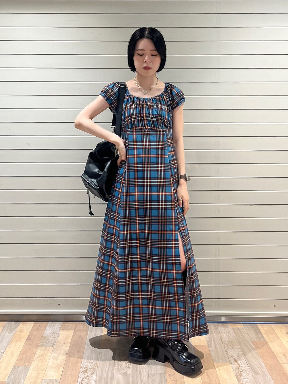 ブラック系のバレエシューズ、ブラック系のバックパック/リュック、ブルー系のワンピースを着用したレディースの夏コーディネートの3枚目の写真