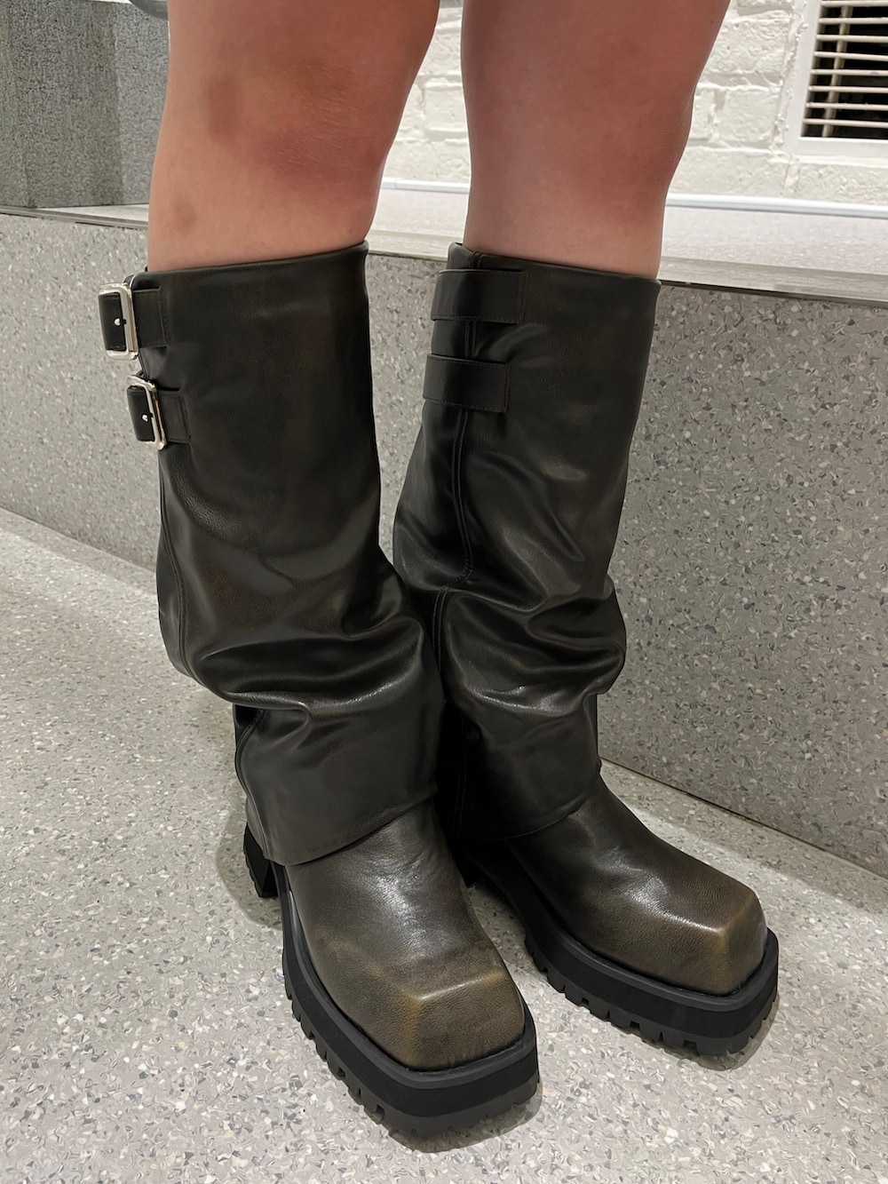 ブラウン系のTシャツ/カットソー、ブルー系のスカート、ブラック系のブーツを着用したレディースの夏コーディネートの9枚目の写真