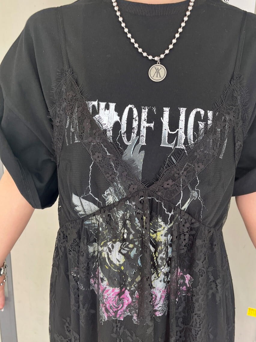 ブラック系のブーツ、ブラック系のワンピース、シルバー系のブレスレットを着用したレディースの春コーディネートの6枚目の写真