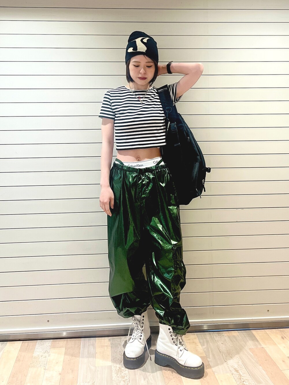 その他のTシャツ/カットソー、グリーン系のカーゴパンツ、ブラック系のバックパック/リュックを着用したレディースの春コーディネートの3枚目の写真