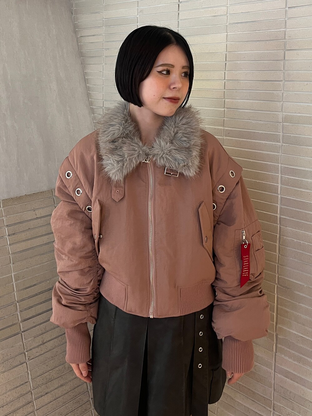 「MA-1、アウター、ショート丈アウター、低身長コーデ、低身長女子、jouetie、jouetieコーデ、jouetie_ootd、ピンクアウター、ドクターマーチン、マーチン、ミニスカート、甘辛mix、甘辛コーデ、甘辛ミックス」｜「jouetieのマルチスリーブクロップドMA-1（MA-1、ピンク系）」を使った、MOMOKAさん（レディース・153cm）の秋コーディネートの6枚目の写真