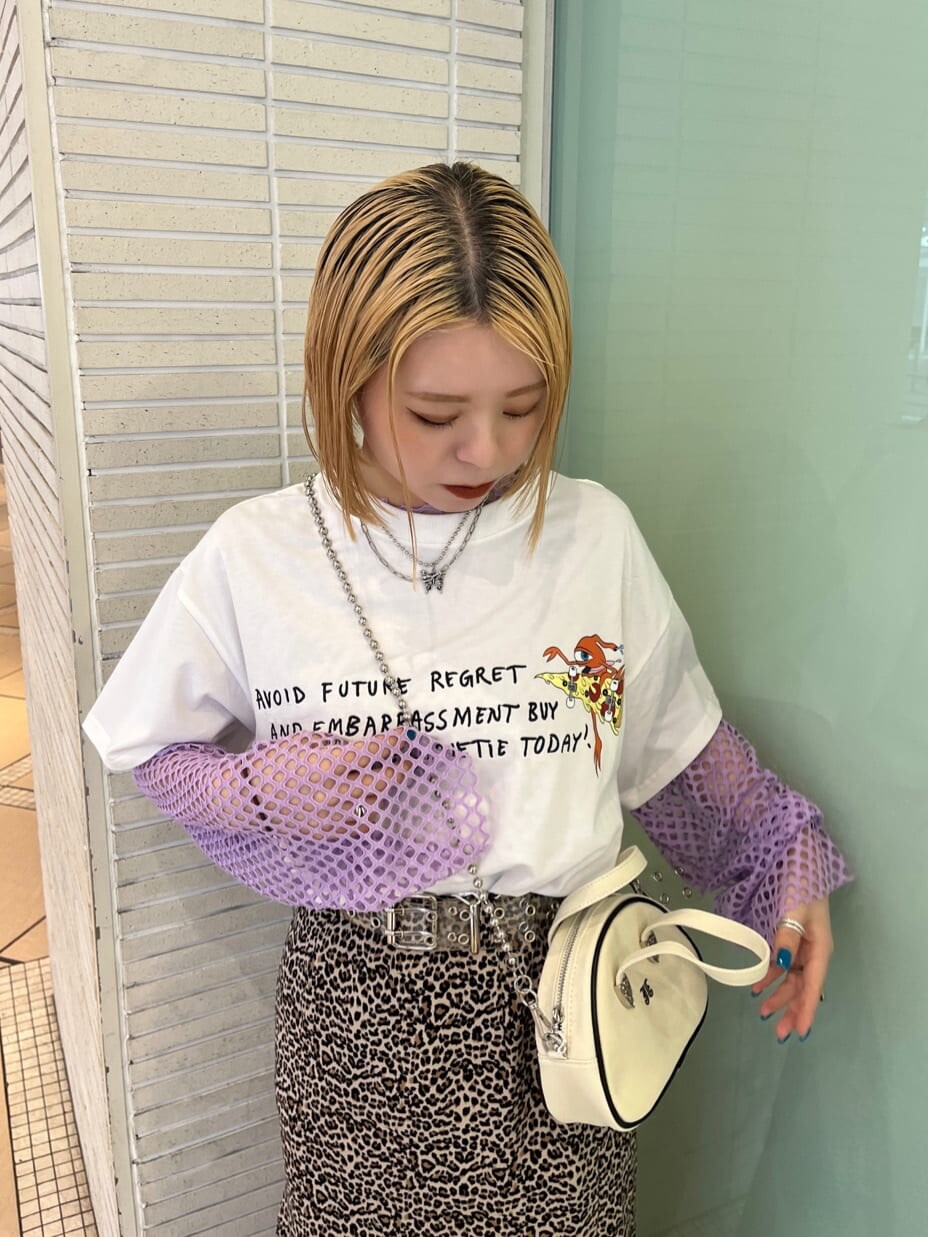 ブラウン系のスカート、パープル系のTシャツ/カットソー、ホワイト系のTシャツ/カットソーを着用したレディースの夏コーディネートの5枚目の写真