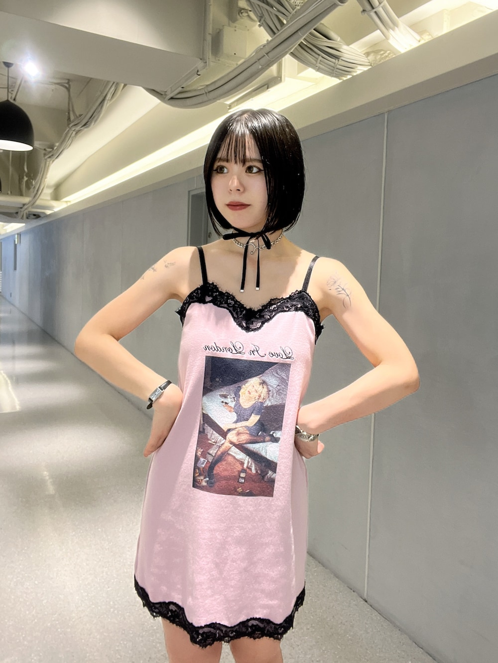 ピンク系のワンピース、ブラック系のチョーカーを着用したレディースの夏コーディネートの5枚目の写真