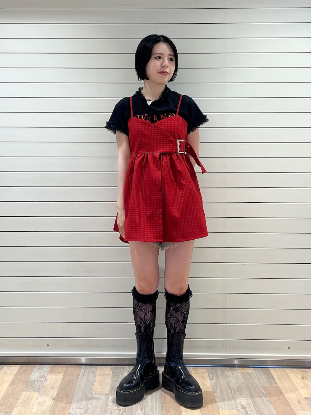 ブラック系のTシャツ/カットソー、レッド系のキャミソールを着用したレディースの夏コーディネートの3枚目の写真