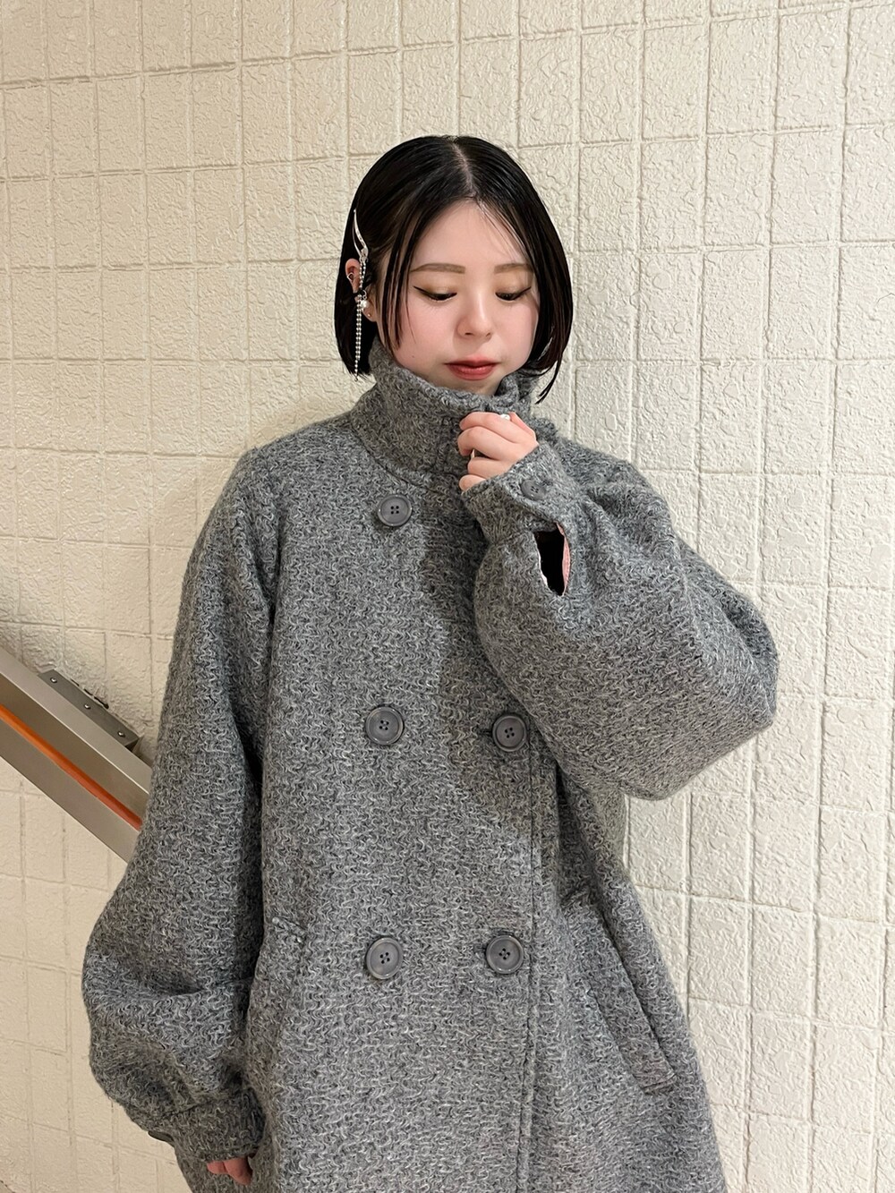 グレー系のその他アウター、ブラック系のヘアピンを着用したレディースの秋コーディネートの6枚目の写真