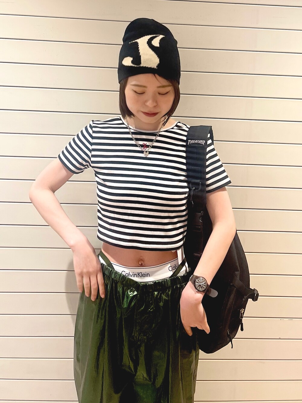 その他のTシャツ/カットソー、グリーン系のカーゴパンツ、ブラック系のバックパック/リュックを着用したレディースの春コーディネートの5枚目の写真