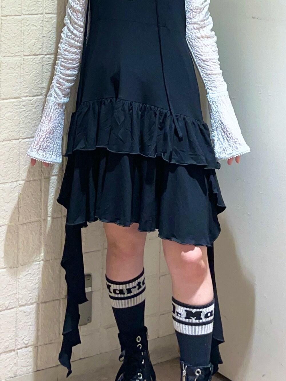 ブラック系のワンピース、ブルー系のTシャツ/カットソー、ブラック系のキャップを着用したレディースの夏コーディネートの7枚目の写真