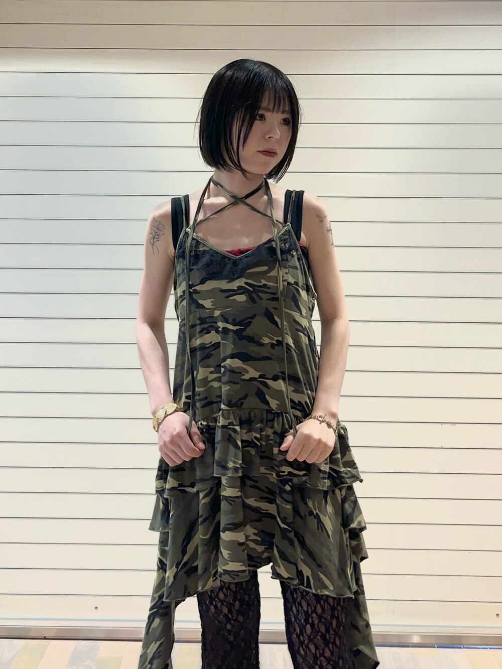 ベージュ系のワンピース、ブラック系のその他パンツ、ブラック系のパンプスを着用したレディースの夏コーディネートの5枚目の写真