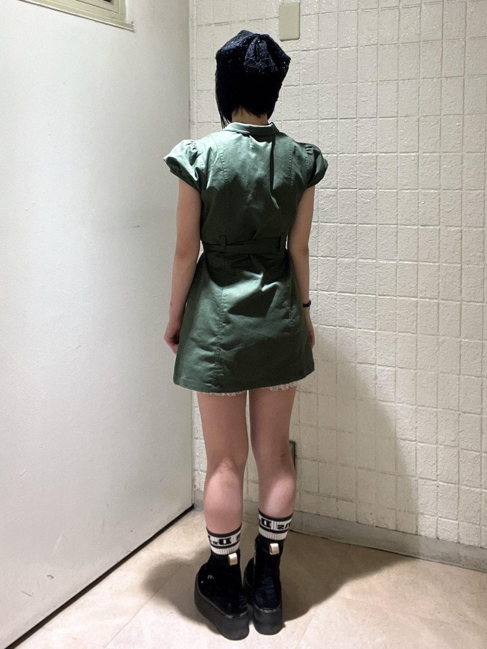 ベージュ系のワンピース、ホワイト系のその他パンツ、ブラック系のニットキャップ/ビーニーを着用したレディースの夏コーディネートの5枚目の写真