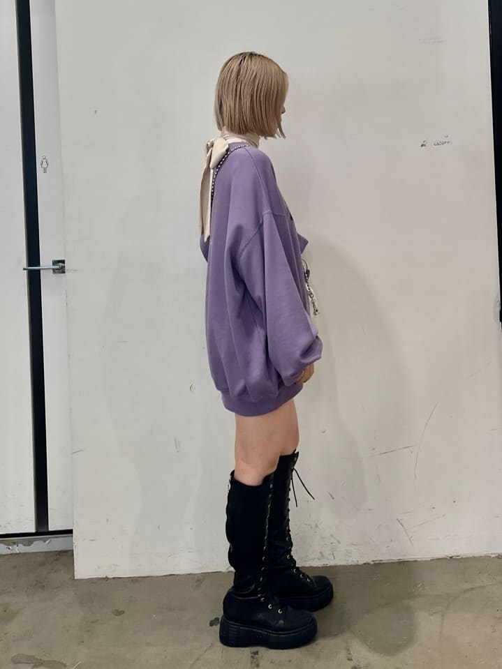 ブラック系のブーツ、ホワイト系のシャツ/ブラウス、パープル系のスウェットを着用したレディースの秋コーディネートの4枚目の写真