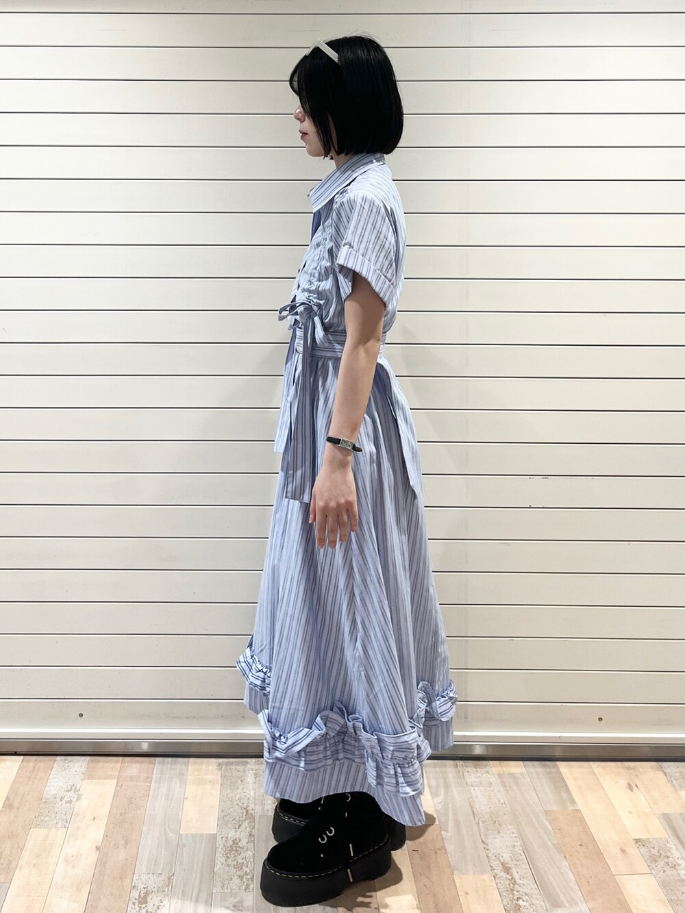 ブルー系のワンピース、ホワイト系のサングラスを着用したレディースの春コーディネートの3枚目の写真