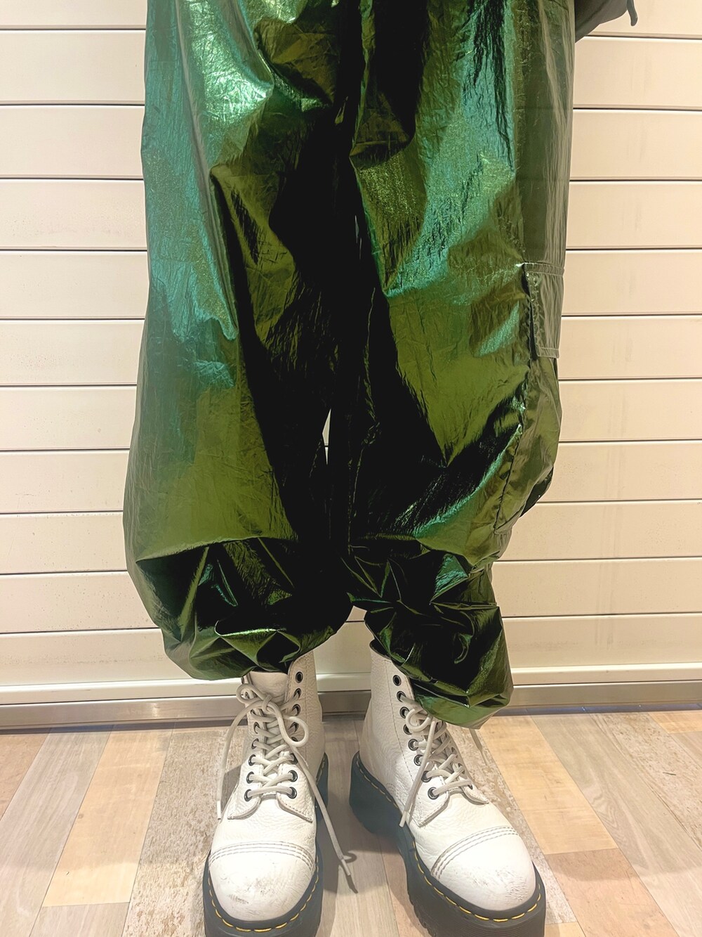 その他のTシャツ/カットソー、グリーン系のカーゴパンツ、ブラック系のバックパック/リュックを着用したレディースの春コーディネートの9枚目の写真