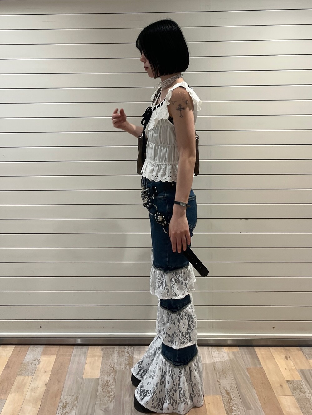 ホワイト系のシャツ/ブラウス、ブルー系のデニムパンツ、ブラウン系のハンドバッグを着用したレディースの春コーディネートの3枚目の写真