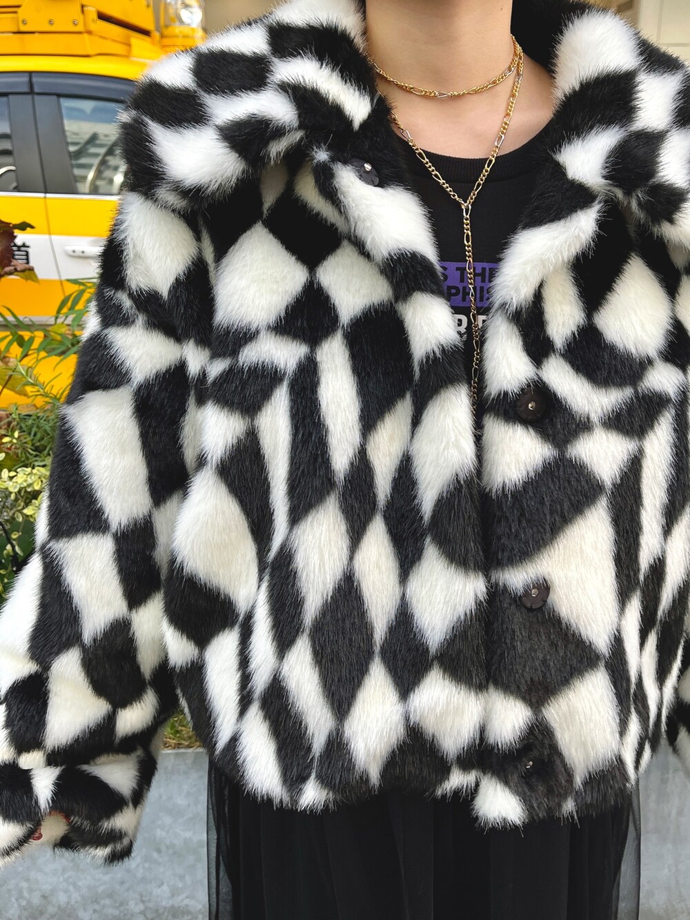 その他のその他アウター、ブラック系のワンピース、ゴールド系のネックレスを着用したレディースの秋コーディネートの6枚目の写真