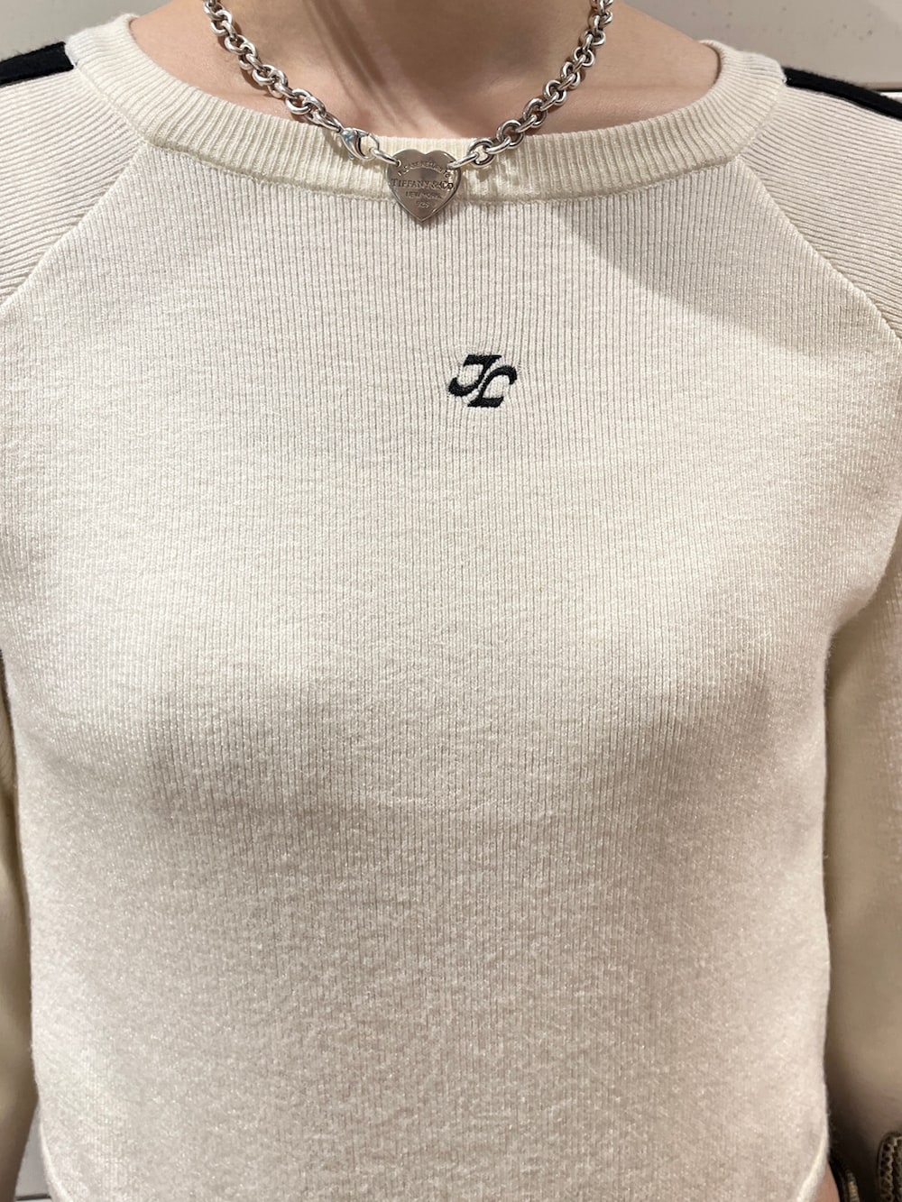 ホワイト系のニット/セーター、ブラウン系のその他パンツ、グレー系のニットキャップ/ビーニーを着用したレディースの秋コーディネートの6枚目の写真