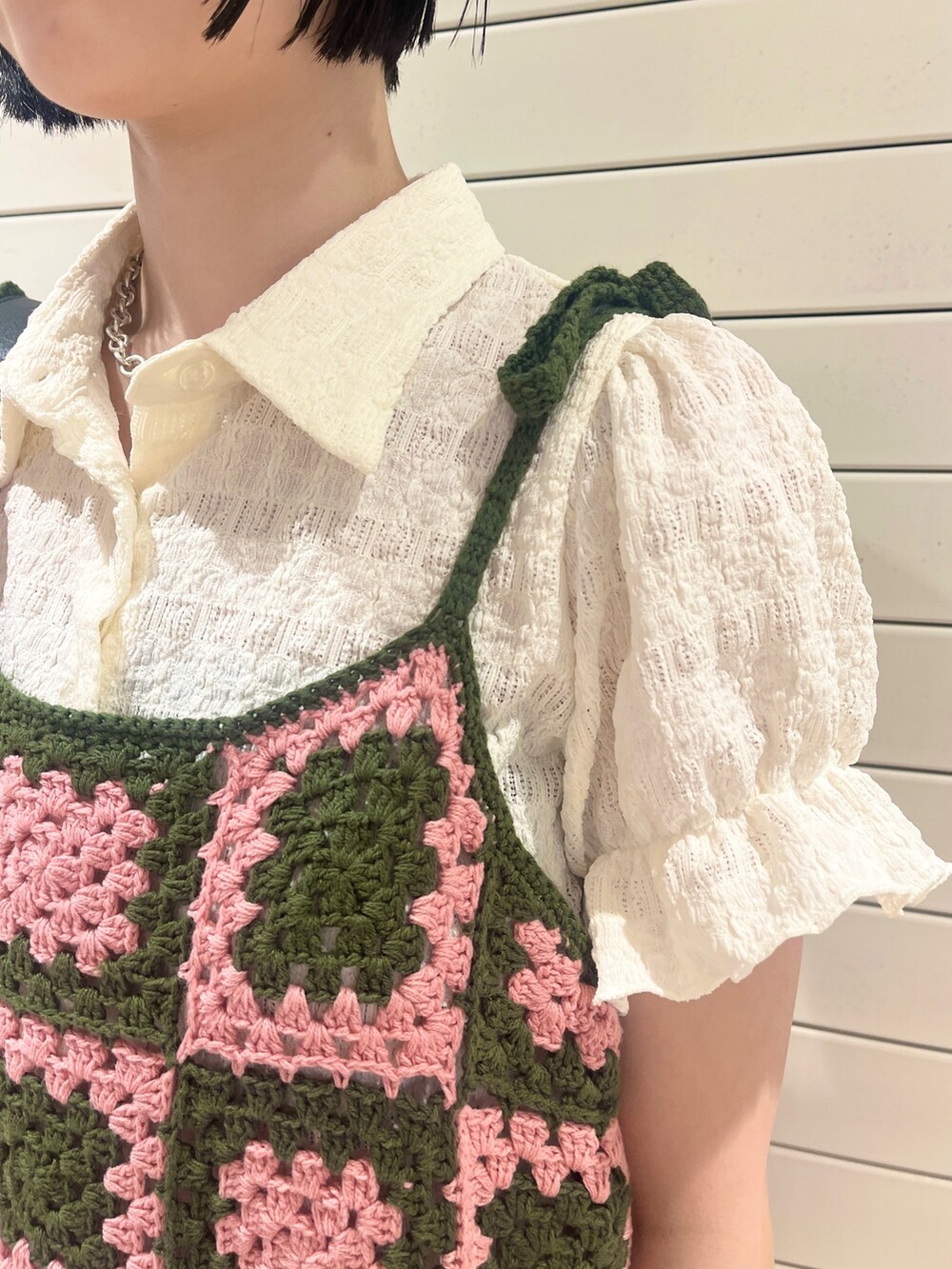 ホワイト系のシャツ/ブラウス、グリーン系のチュニック、ブラック系のデニムパンツを着用したレディースの夏コーディネートの7枚目の写真