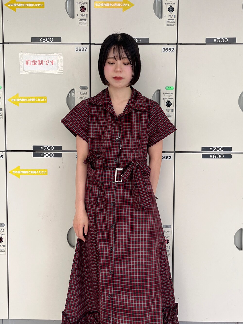 レッド系のワンピースを着用したレディースの春コーディネートの5枚目の写真