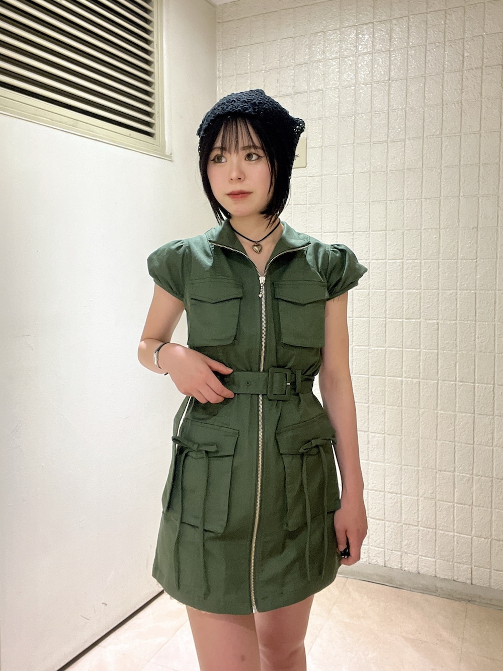 ベージュ系のワンピース、ホワイト系のその他パンツ、ブラック系のニットキャップ/ビーニーを着用したレディースの夏コーディネートの6枚目の写真