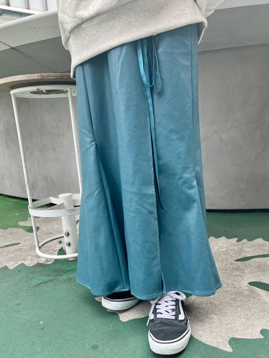 グレー系のスウェット、ベージュ系のシャツ/ブラウス、ブルー系のスカートを着用したレディースの秋コーディネートの6枚目の写真