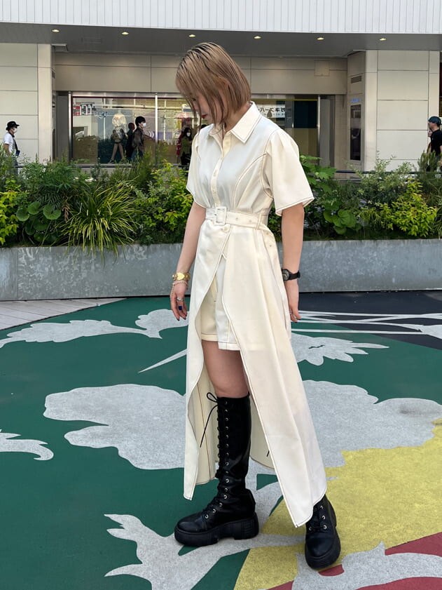 ブラック系のブーツ、ホワイト系のワンピース、ゴールド系のネックレスを着用したレディースの春コーディネートの4枚目の写真