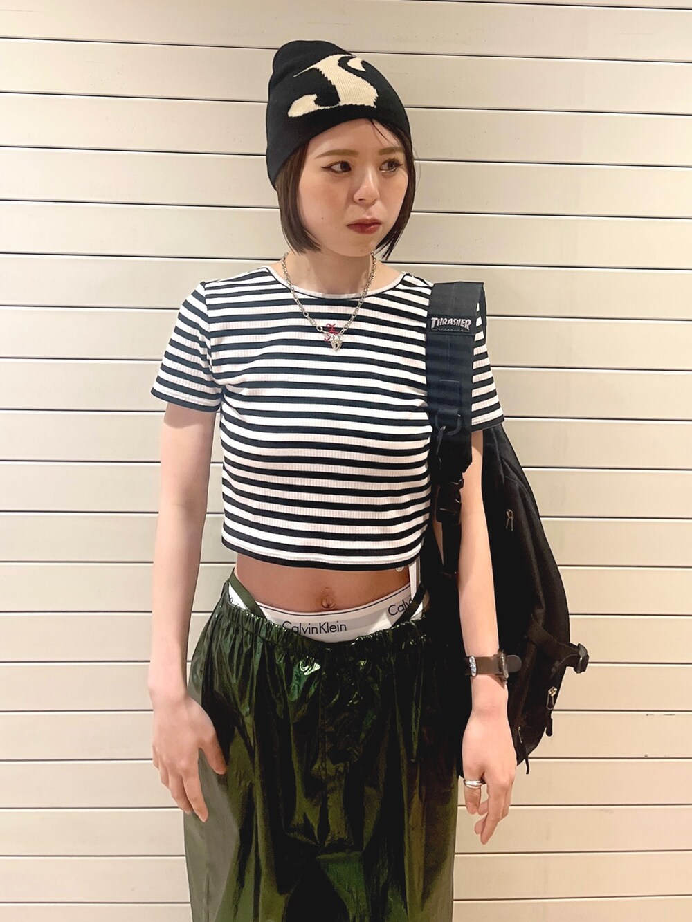 その他のTシャツ/カットソー、グリーン系のカーゴパンツ、ブラック系のバックパック/リュックを着用したレディースの春コーディネートの4枚目の写真